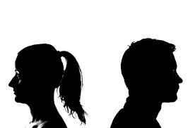Pareja enfrentada de espaldas