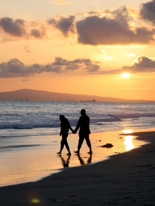 Pareja paseando por la playa