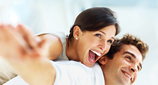 Pareja feliz jugando al avión