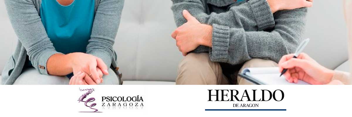 Pareja en un sofa sobre el logo del Heraldo de Aragón y Psicología Zaragoza
