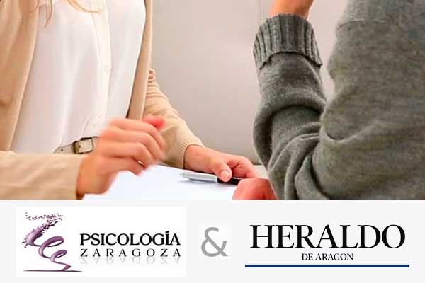 Pareja manteniendo una conversación sobre el logo del Heraldo de Aragón y Psicología Zaragoza