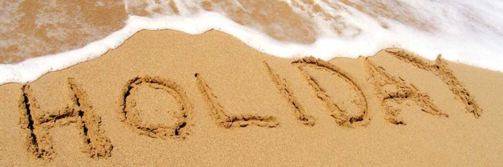 Holiday escrito en arena de playa