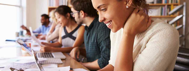 Jóvenes estudiando en biblioteca